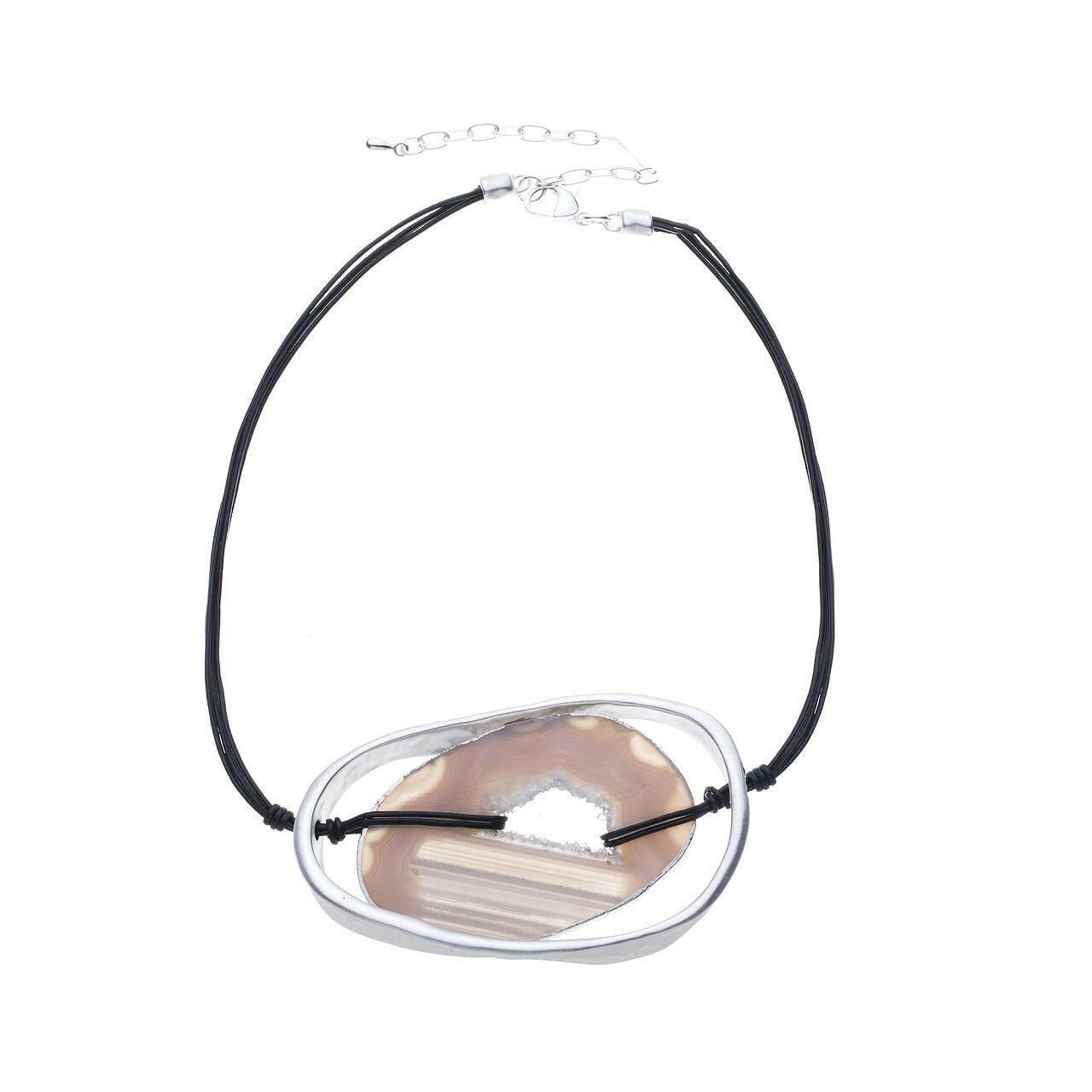 Halskette-geholtes Oval mit Stein.